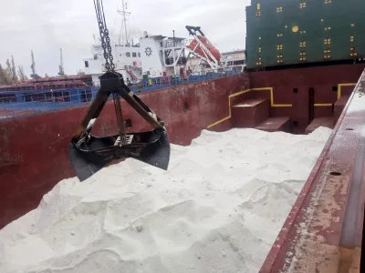 Grab lowered into the hold over a cargo of raw salt in bulk, M/V Gordion, Aliaga → Izmail