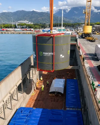 大型円筒形の製紙機械ユニットを枠で船倉上に吊り込む